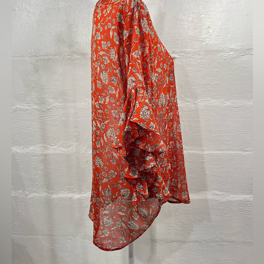 VINCE CAMUTO FLORAL FLUTTER SLEEVE TOP - Picture 10 of 16